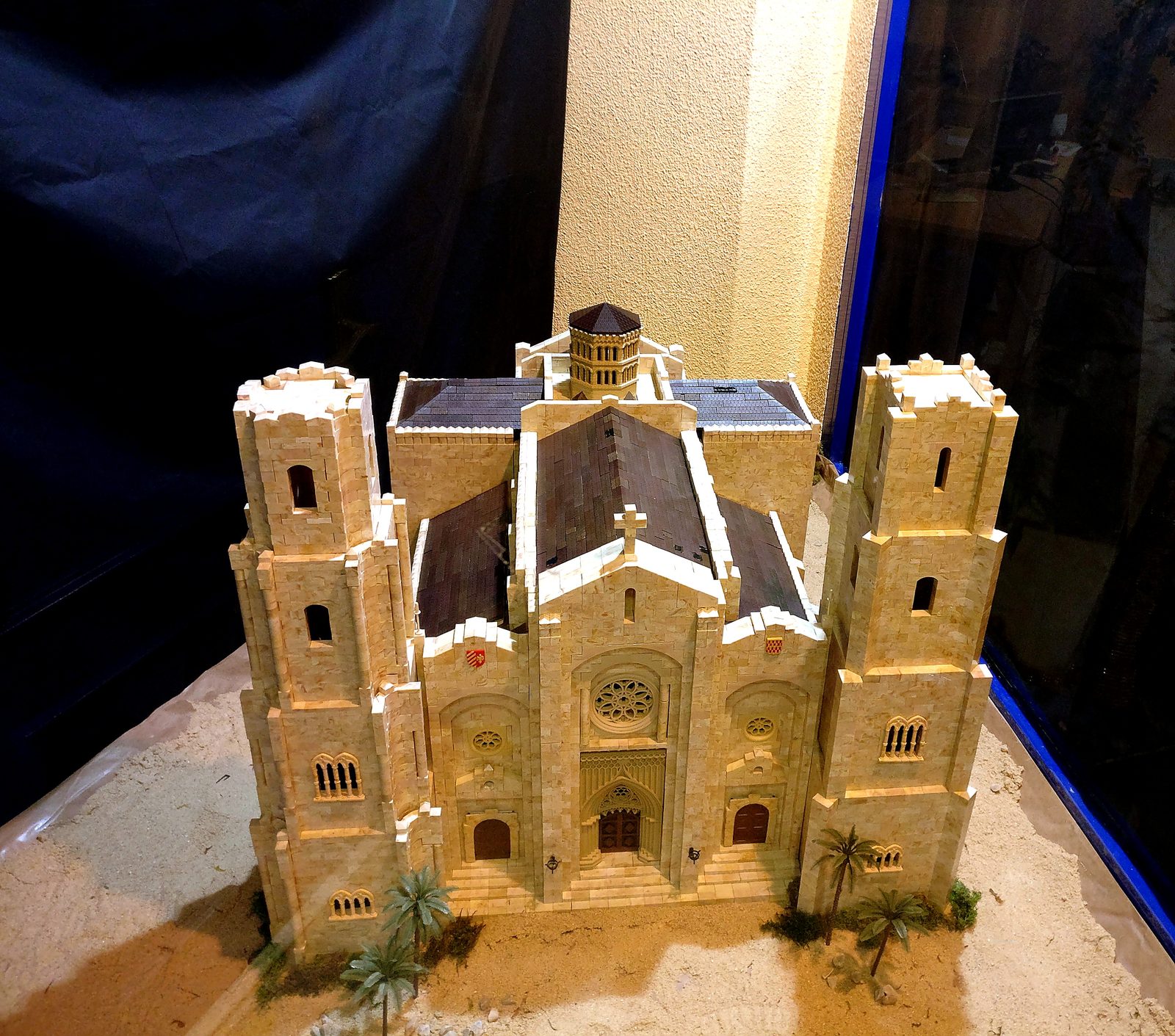 Maqueta de una catedral gótica construida con el juguete Exin Castillos