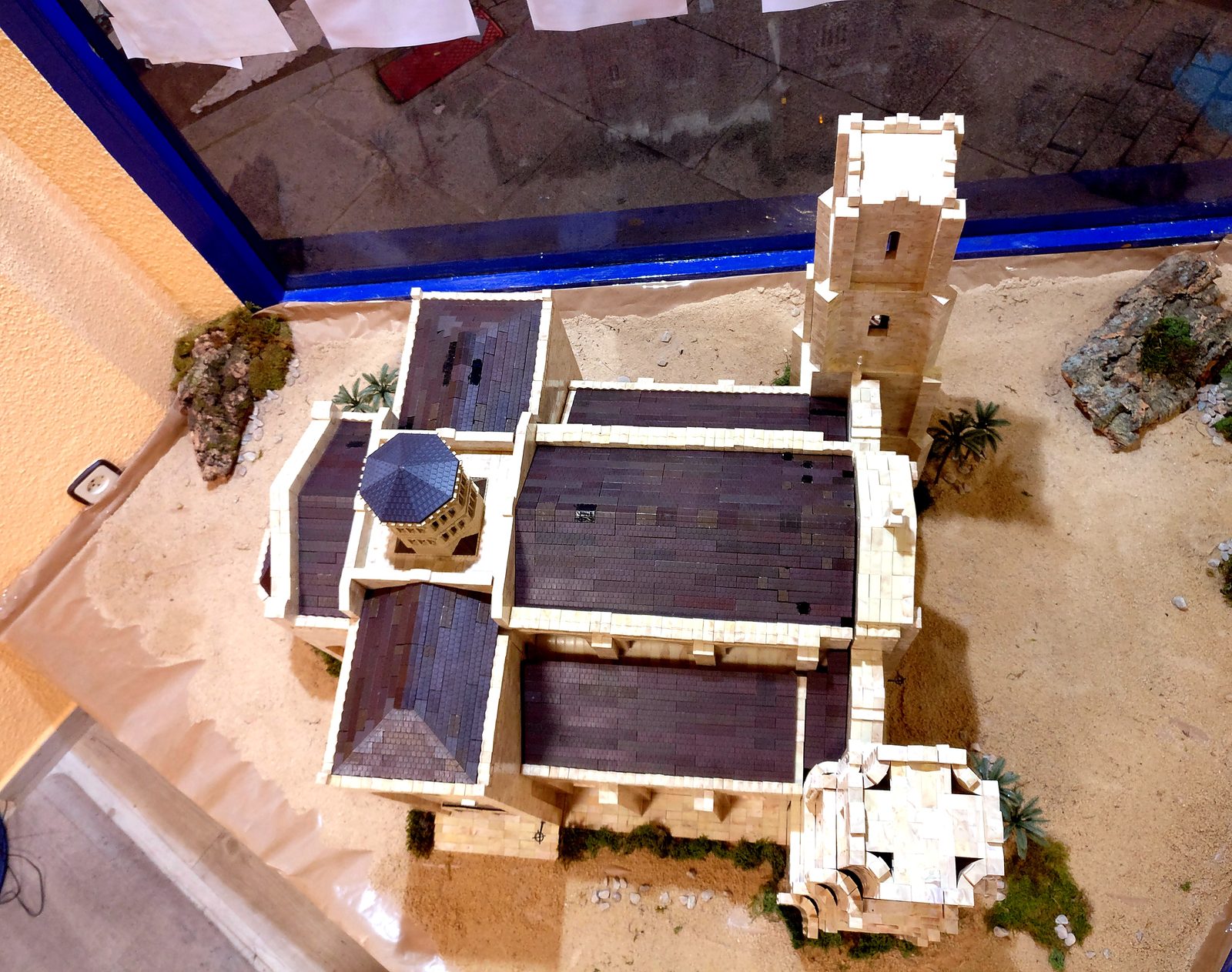 Maqueta de una catedral gótica construida con el juguete Exin Castillos