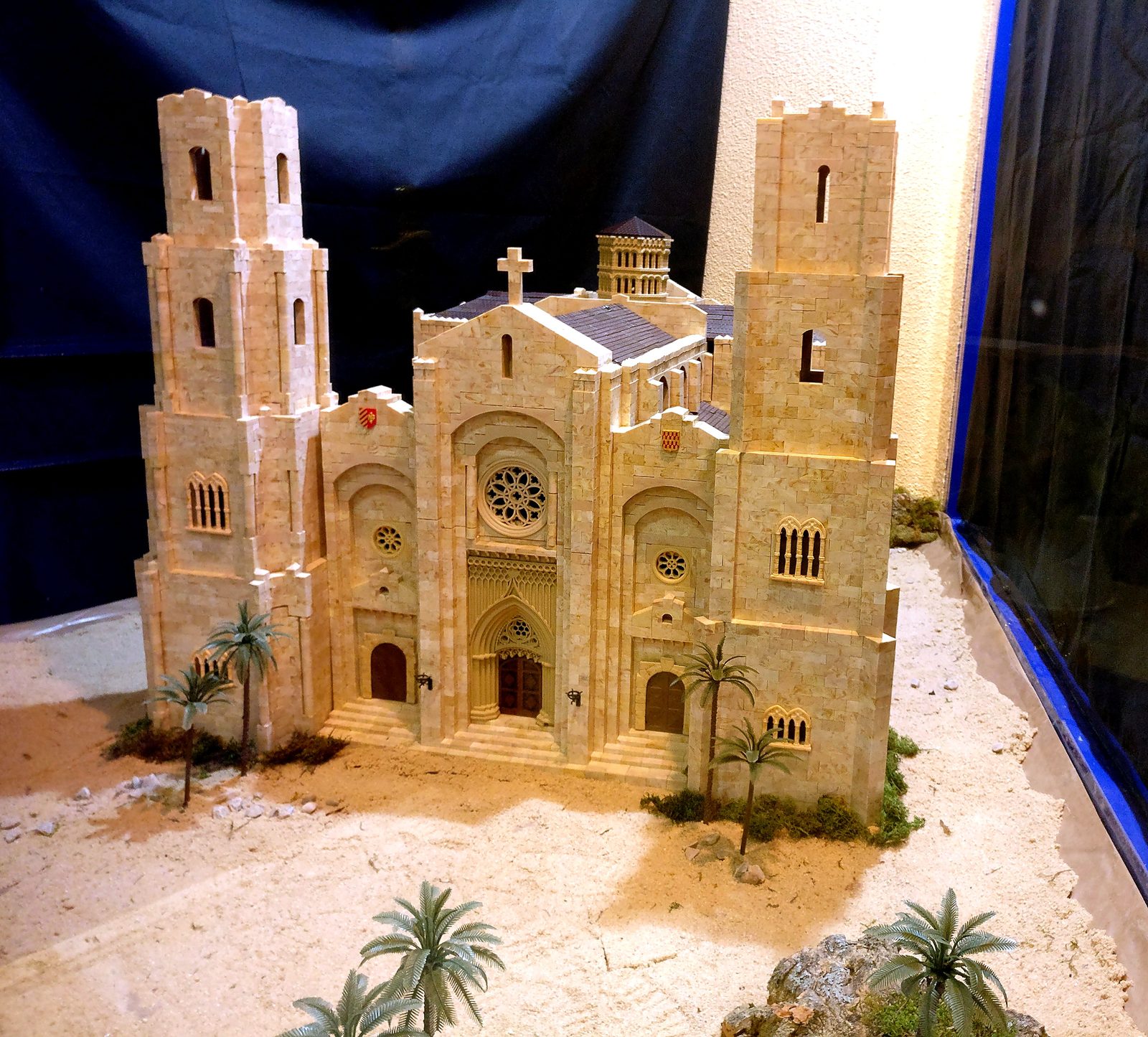 Maqueta de una catedral gótica construida con el juguete Exin Castillos