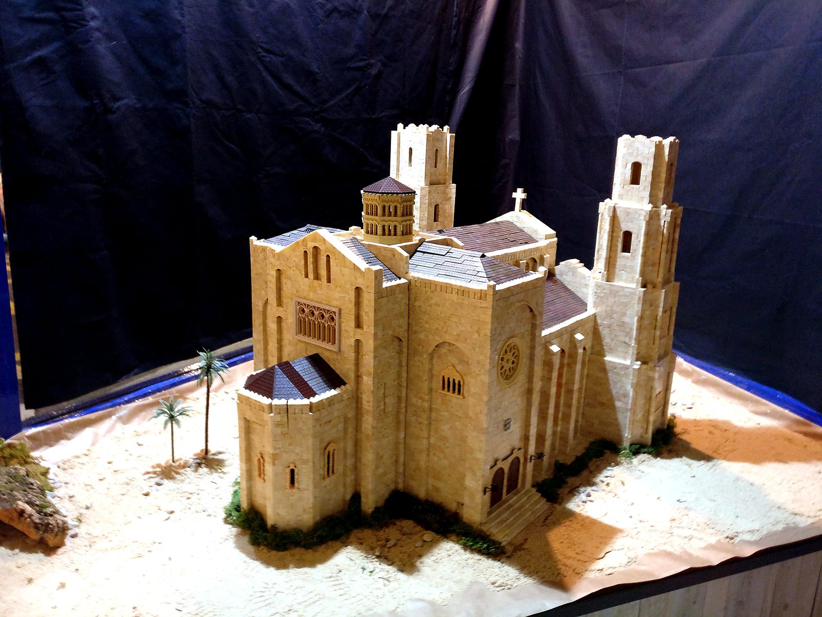 Maqueta de una catedral gótica construida con el juguete Exin Castillos