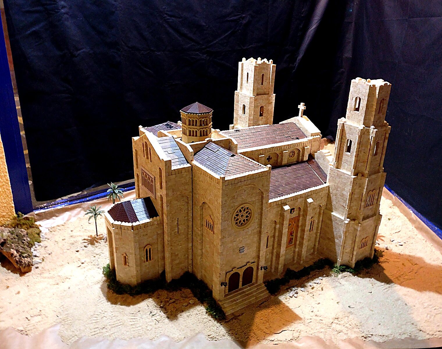 Maqueta de una catedral gótica construida con el juguete Exin Castillos