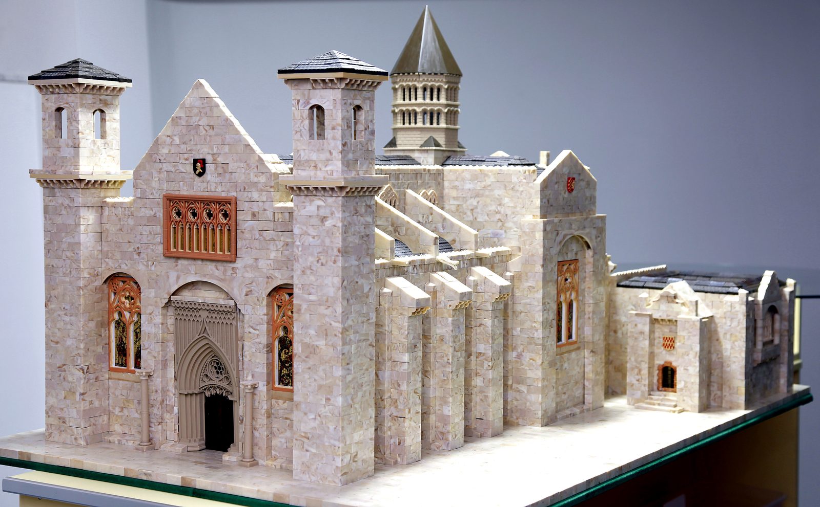 Maqueta de una colegiata construida con el juguete Exin Castillos