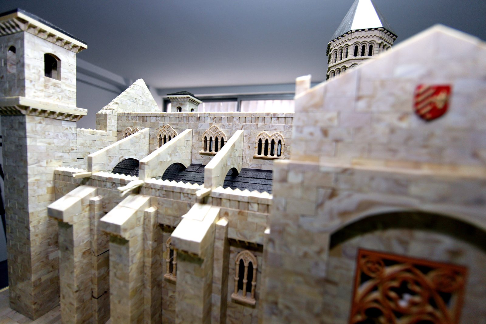 Maqueta de una colegiata construida con el juguete Exin Castillos