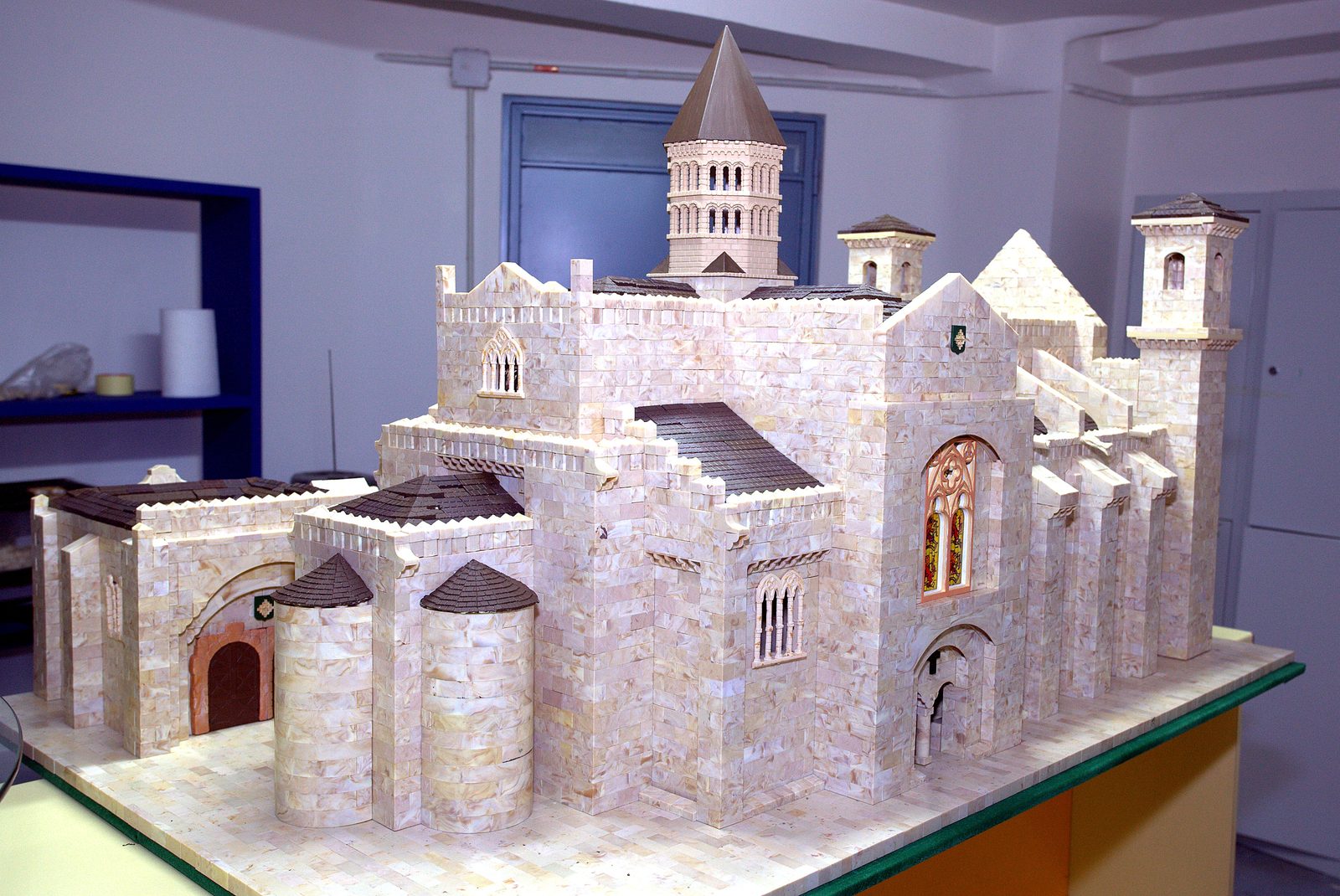 Maqueta de una colegiata construida con el juguete Exin Castillos
