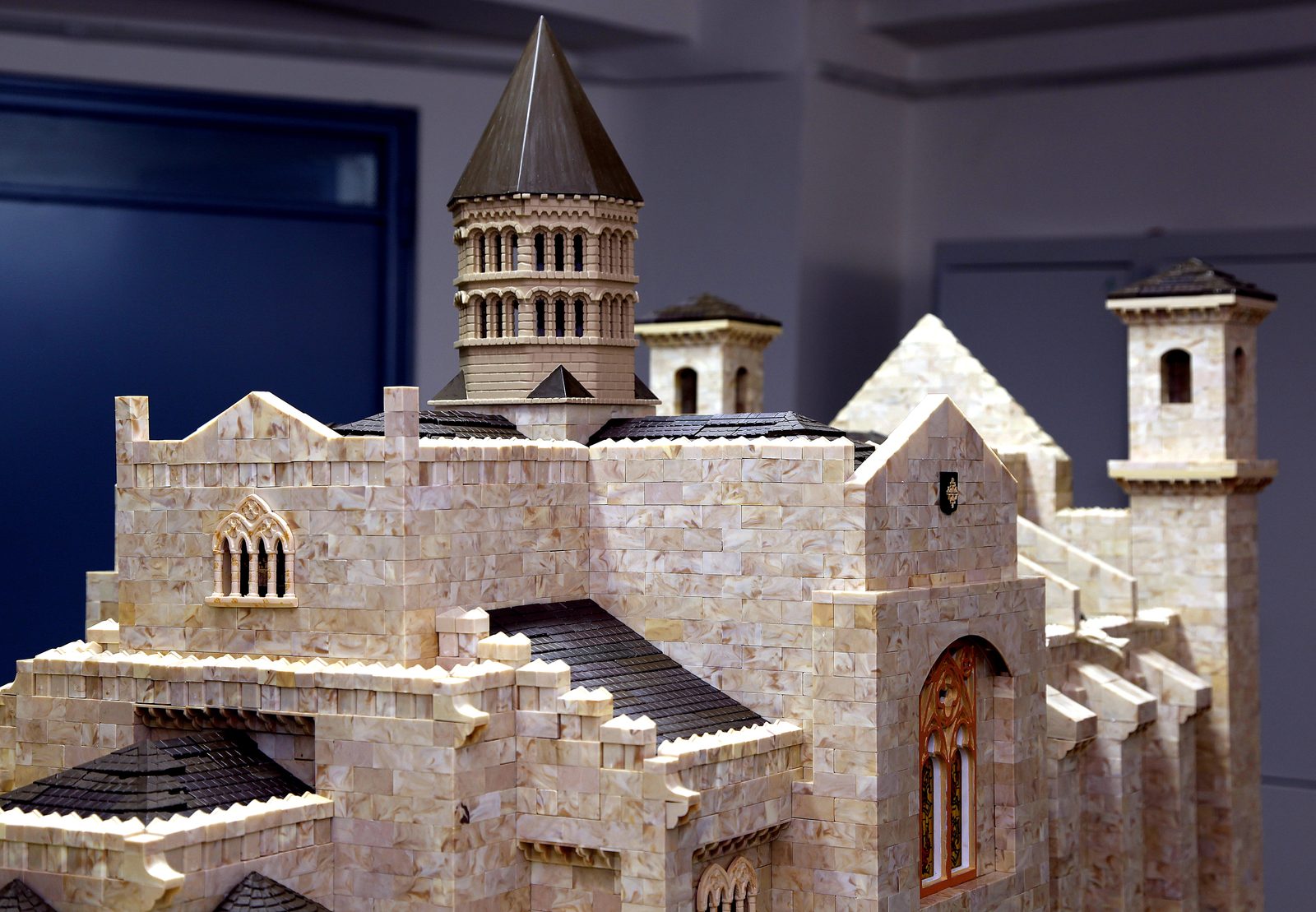 Maqueta de una colegiata construida con el juguete Exin Castillos