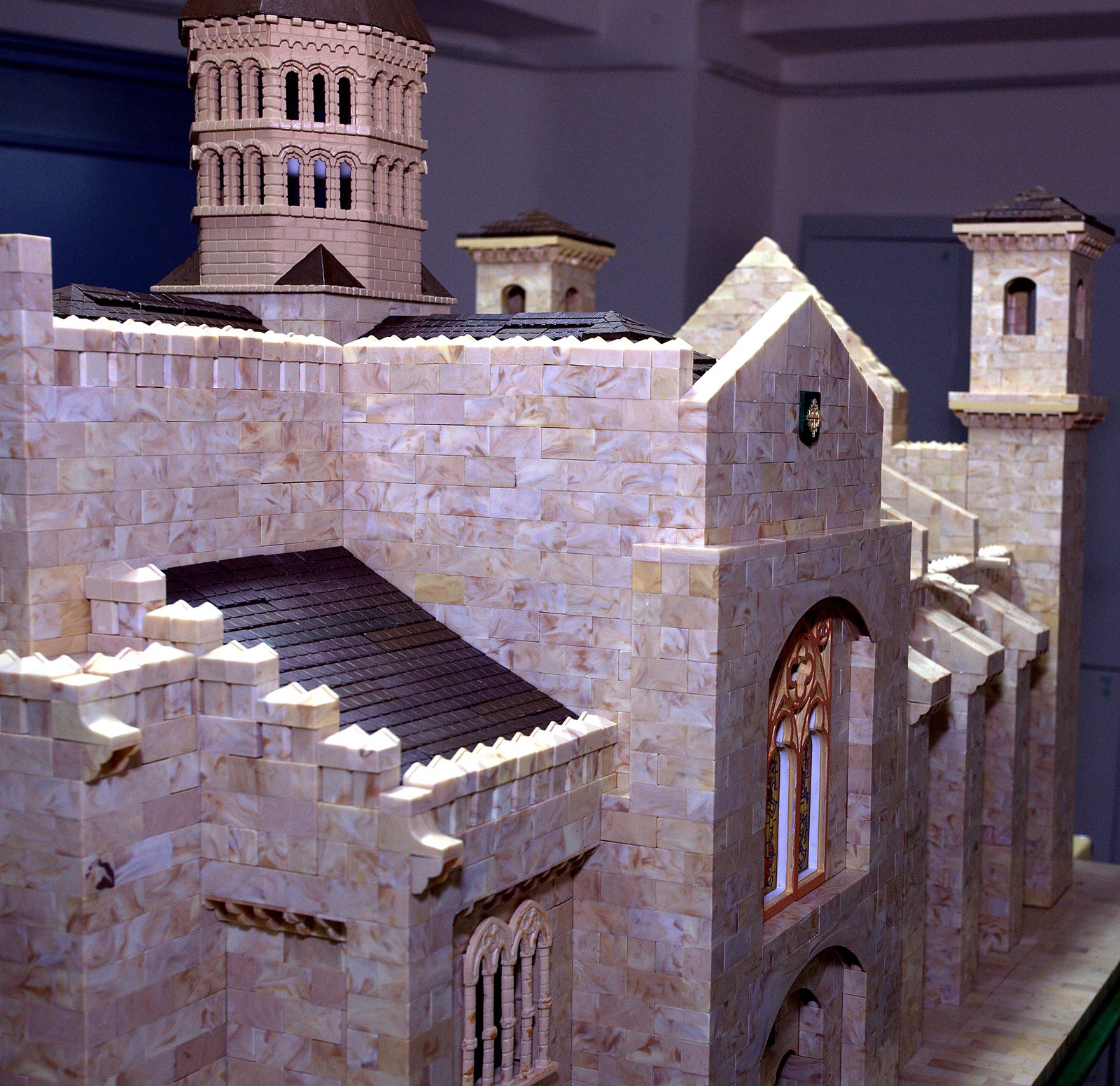 Maqueta de una colegiata construida con el juguete Exin Castillos