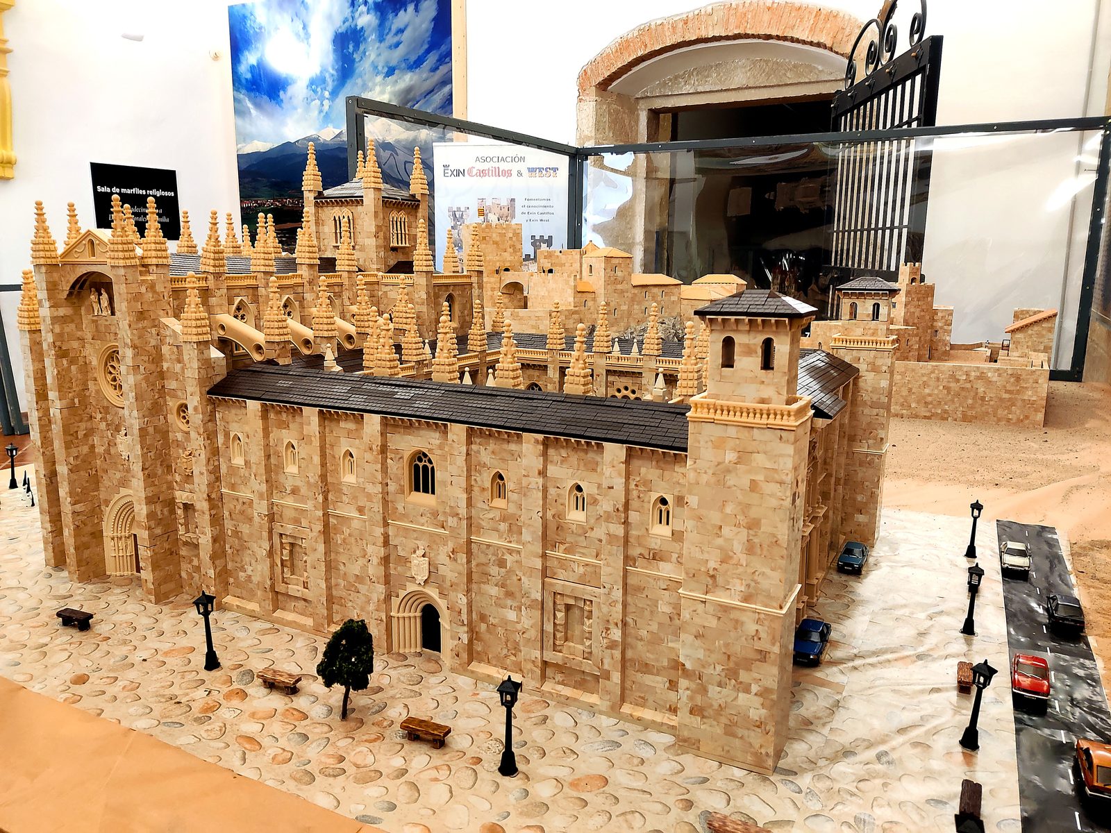 Maqueta del monasterio Monasterium Sanctae Iuliae construida con el juguete Exin Castillos