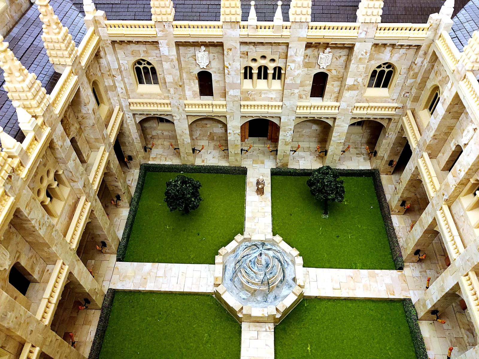 Maqueta del monasterio Monasterium Sanctae Iuliae construida con el juguete Exin Castillos