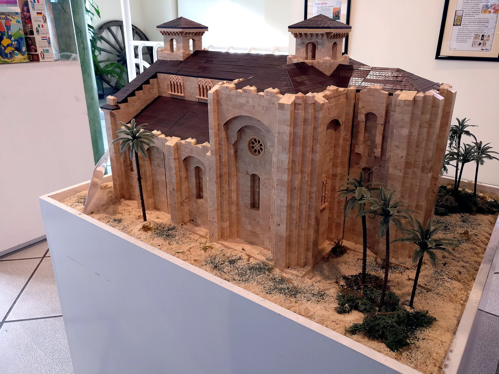 Maqueta de la iglesia de Nuestra Señora de Coves construida con el juguete Exin Castillos