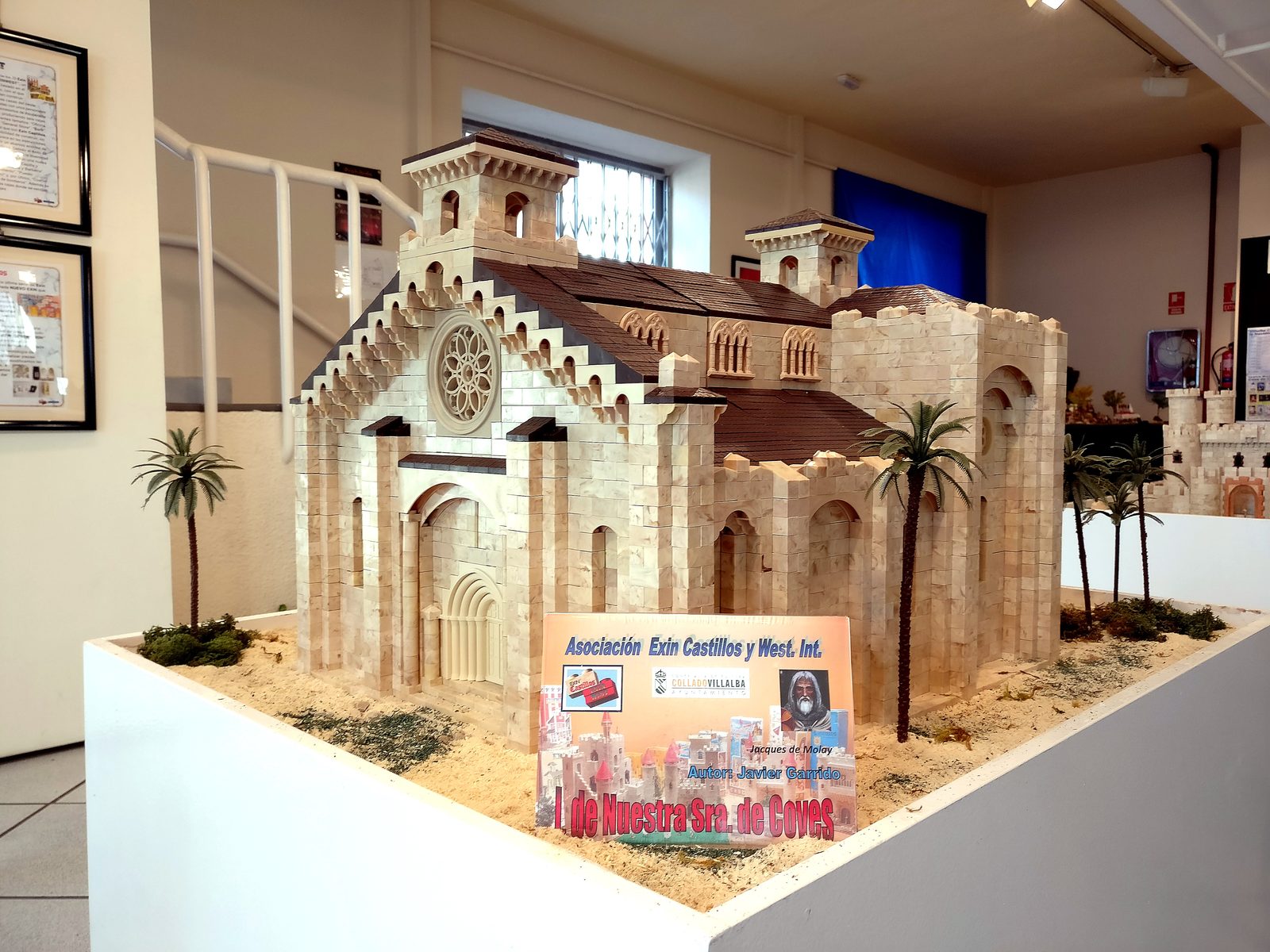 Maqueta de la iglesia de Nuestra Señora de Coves construida con el juguete Exin Castillos
