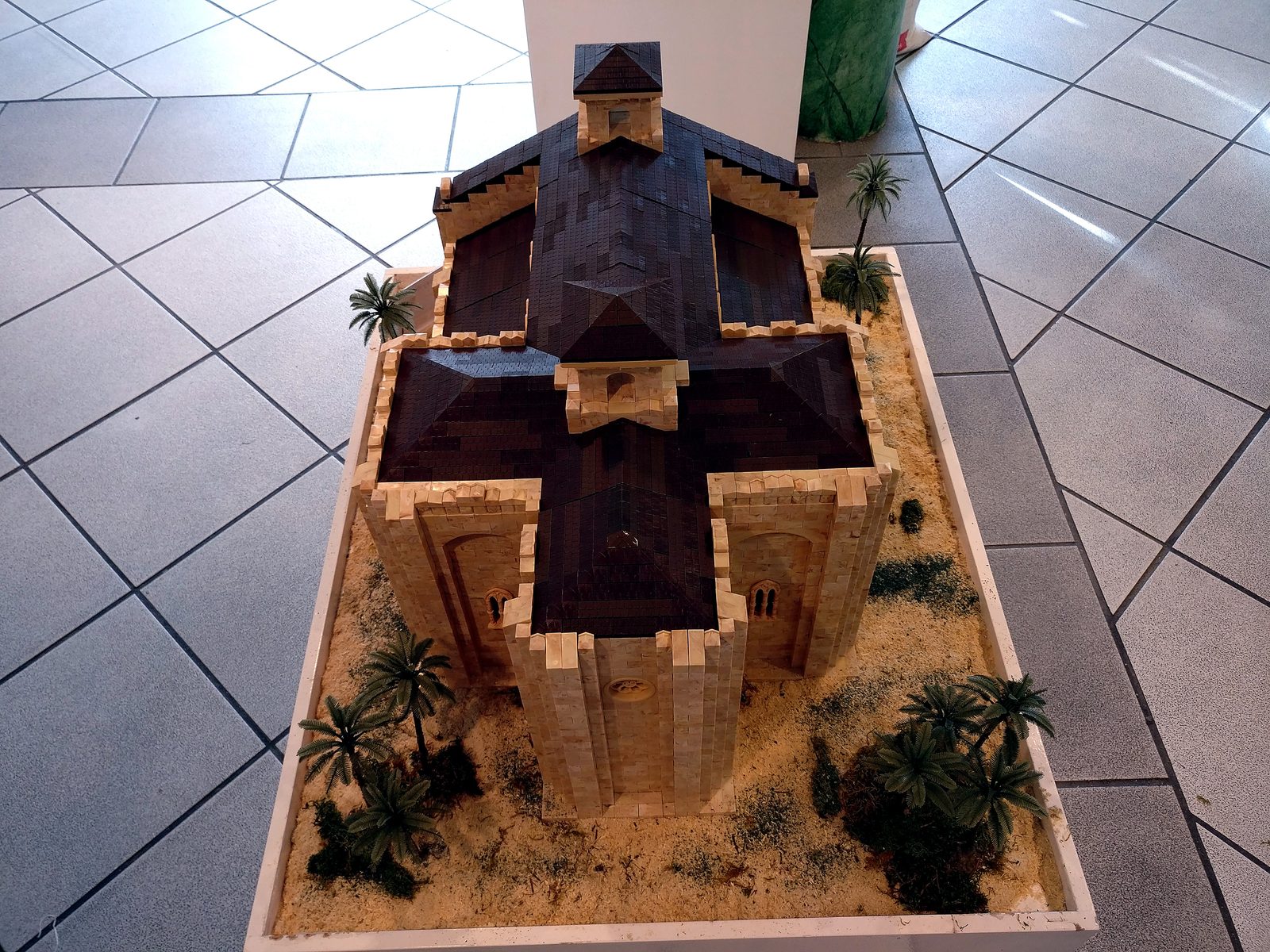Maqueta de la iglesia de Nuestra Señora de Coves construida con el juguete Exin Castillos