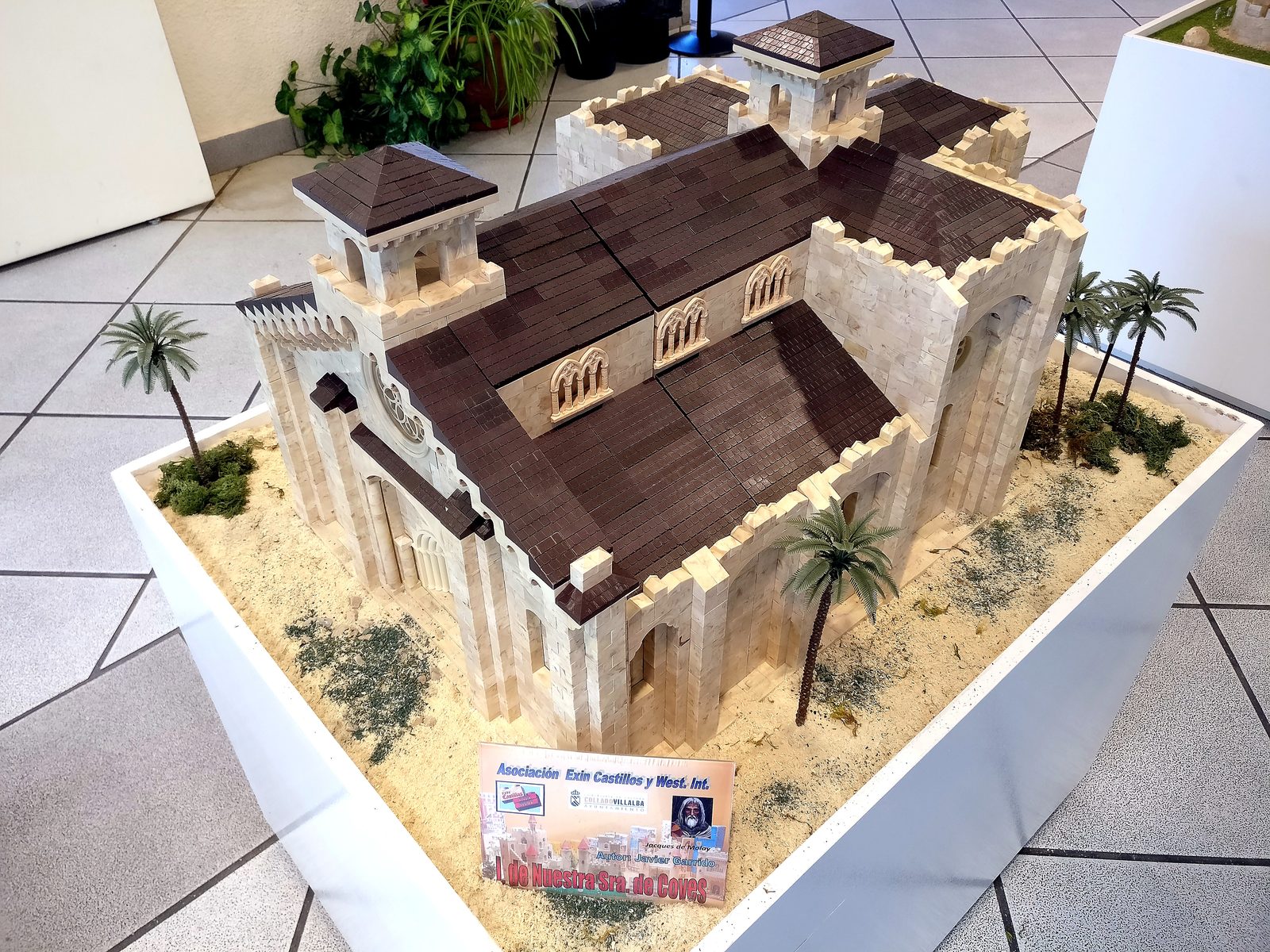 Maqueta de la iglesia de Nuestra Señora de Coves construida con el juguete Exin Castillos